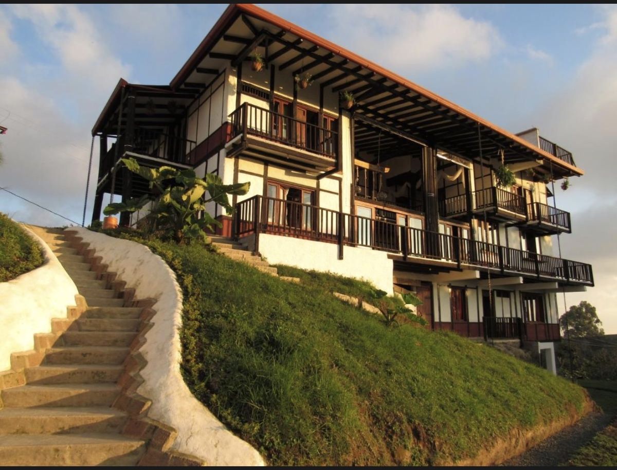 Coffee Tree Boutique Hostel — Außenansicht mit Balkonen