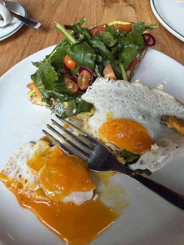 Frühstück: Spiegeleier mit Avocado