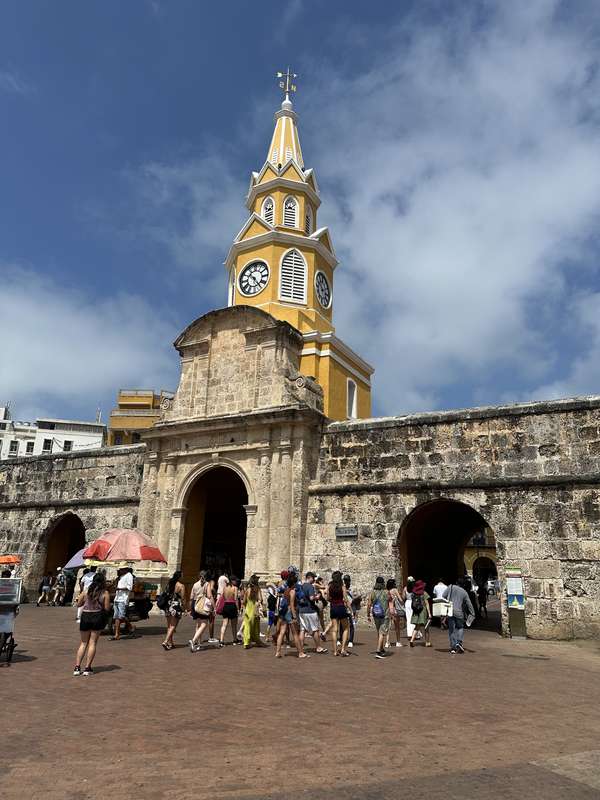 Torre del Reloj — gelbes Tor zur Altstadt