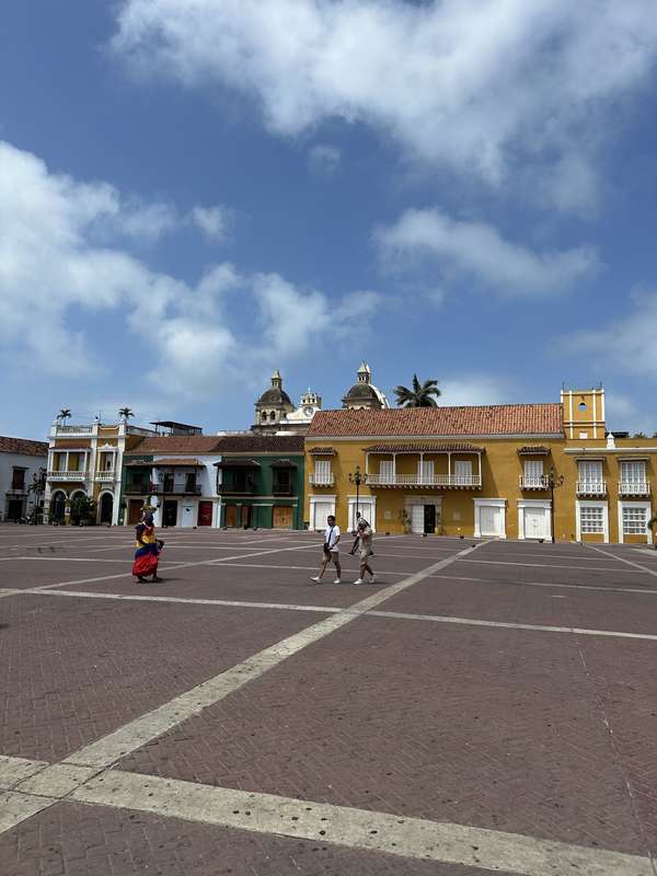 Plaza de la Aduana — bunte koloniale Fassaden