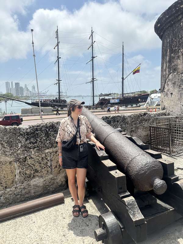 Stadtmauer mit Kanone, Segelschiff und Skyline