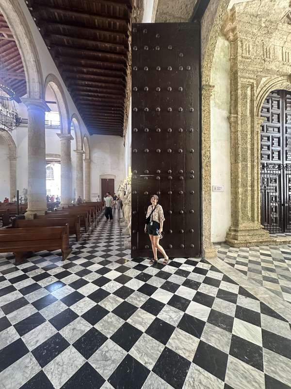 Kathedrale innen — Schachbrett-Boden