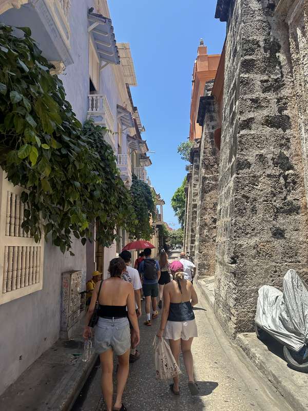 Enge koloniale Gasse in der Altstadt