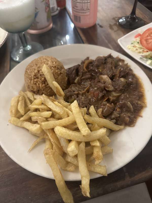 Geschmortes Rindfleisch mit Pommes und Kokosreis