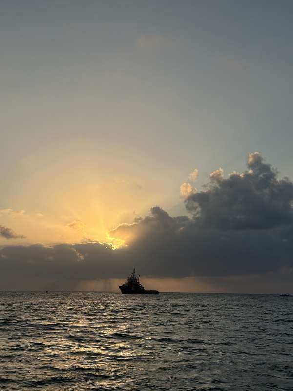 Sonnenuntergang über der Karibik, Schiff-Silhouette