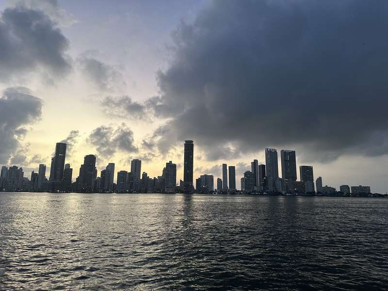 Bocagrande Skyline vom Wasser bei Sonnenuntergang — Panorama