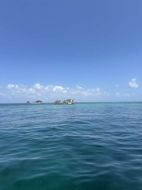 Kleine Inseln im türkisen Wasser vom Boot
