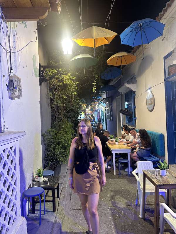 Schirm-Gasse bei Nacht — Christoph und Sarah posieren