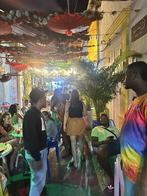 Nacht-Straße — rote Schirme, Menschenmenge