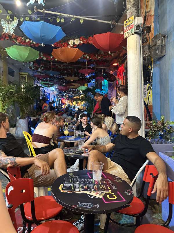 Bar unter bunten Schirmen und Schmetterlingen