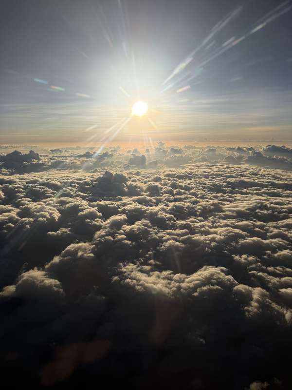 Wolkenlandschaft von oben bei Sonnenuntergang