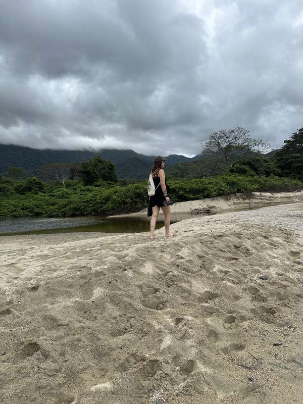 Barfuß am Flussufer, Sierra Nevada im Hintergrund