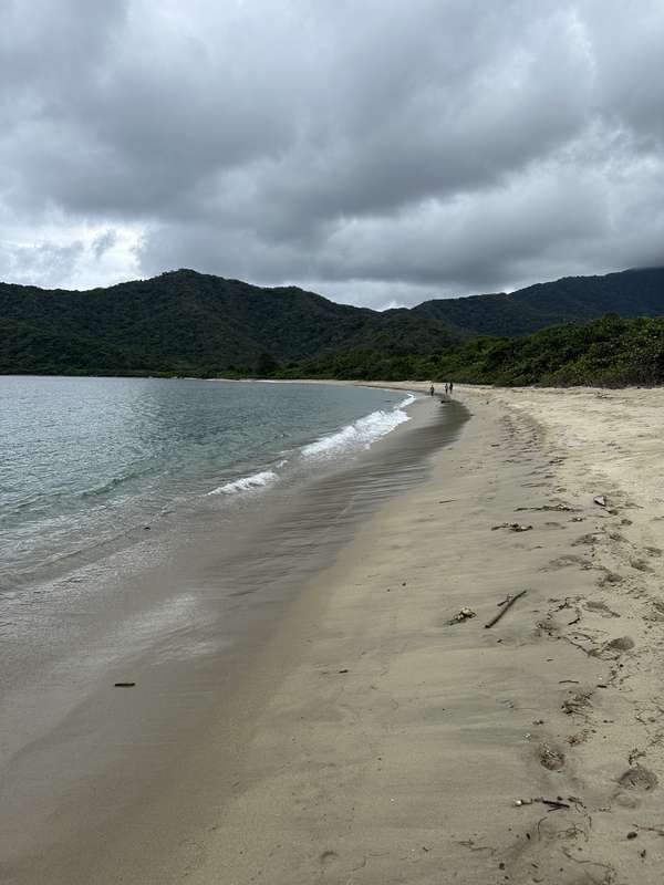 Weiter einsamer Karibikstrand mit türkisem Wasser und Bergen — Playa Cinto