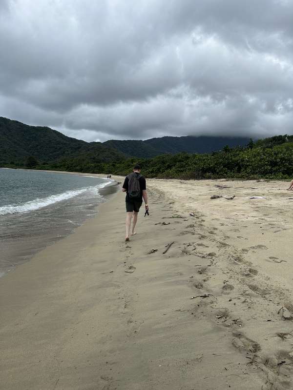 Christoph barfuß am Strand Richtung Sierra Nevada