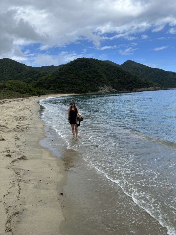 Sarah knöcheltief im Wasser, Sierra Nevada Hügel