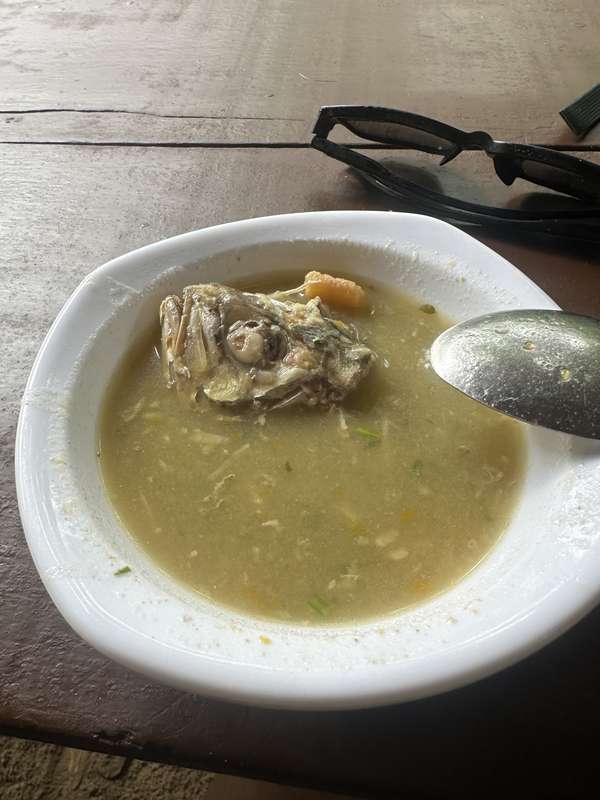 Fischkopf-Suppe im rustikalen Strandrestaurant