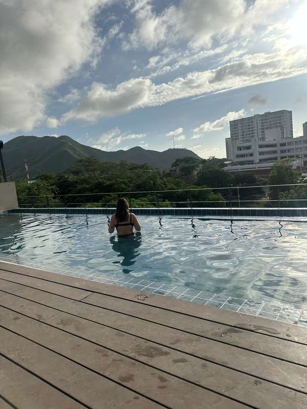 Rooftop Infinity Pool mit Blick auf Santa Marta