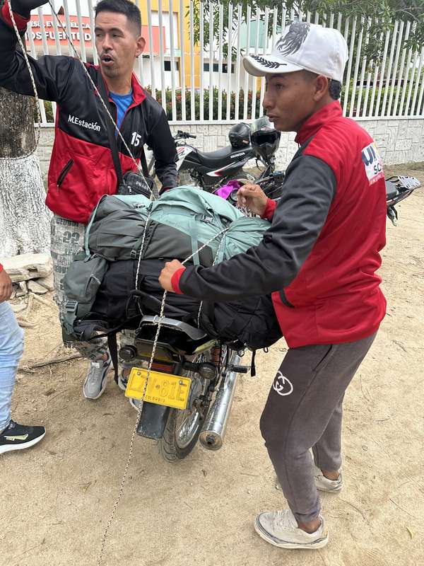 Motorrad-Taxis beladen Rucksäcke in Bonda