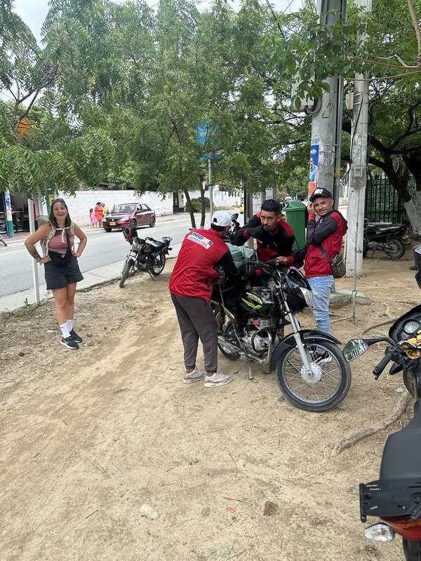 Motorrad-Station, Fahrer bereiten Bikes vor