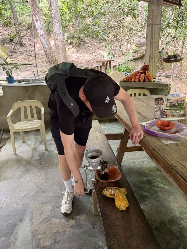 Schokolade mahlen mit Handkurbel