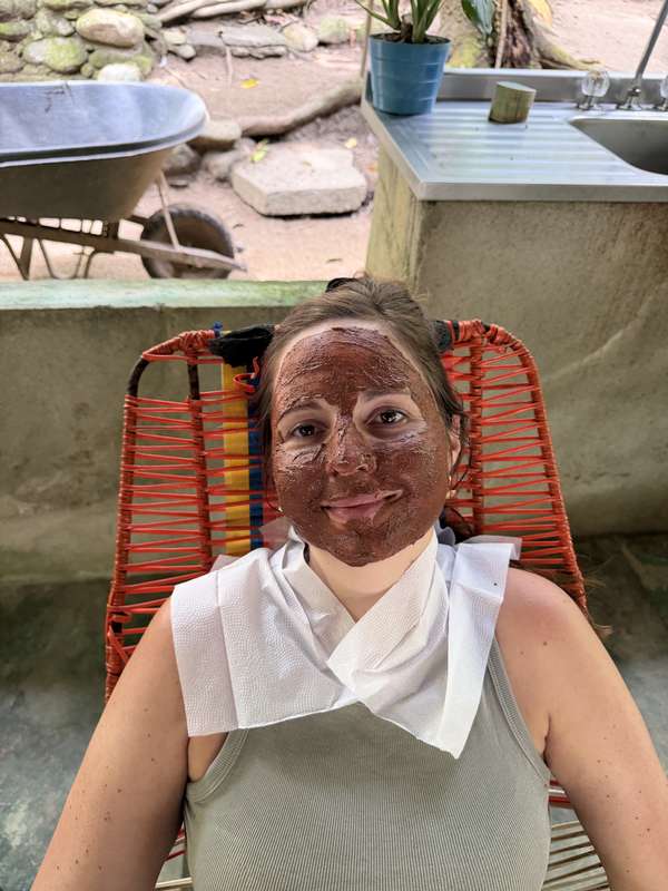 Sarah mit Schokoladen-Gesichtsmaske 😂