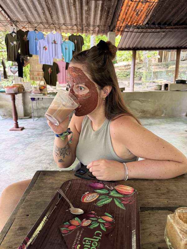 Schokolade trinken mit Gesichtsmaske — volle Kakao-Erfahrung