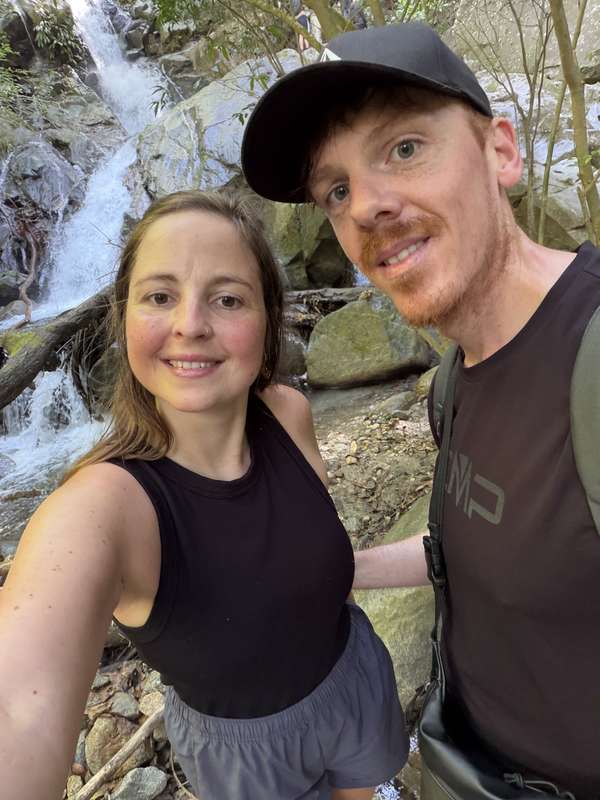 Couple-Selfie am Wasserfall