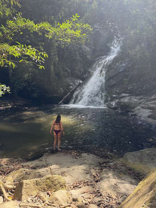 Sarah watet in den Wasserfall-Pool