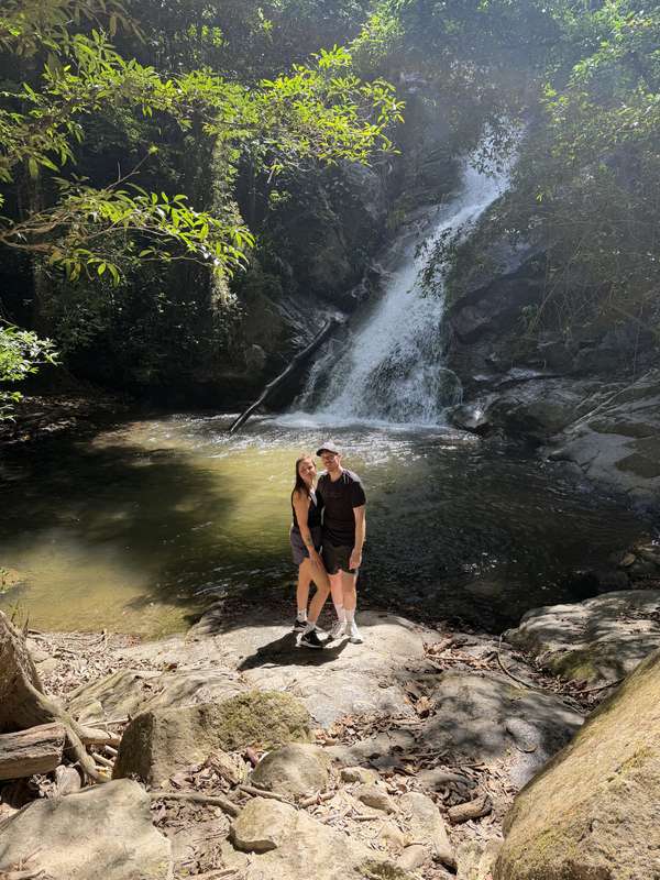 Couple zusammen am Wasserfall