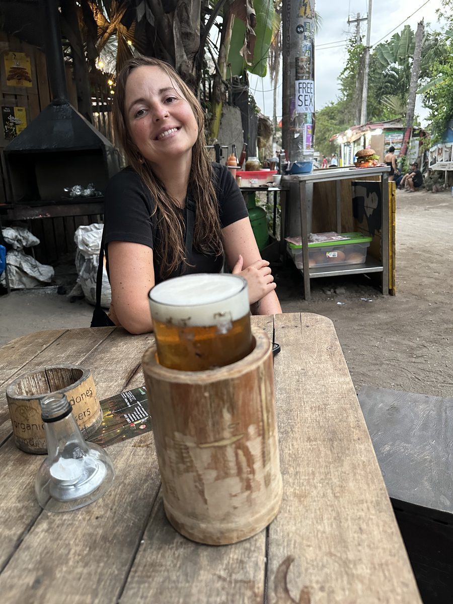 Bar am Strand — Bier im Bambushalter