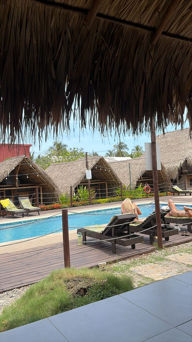 Pool-Bereich vom Balkon der Hütte