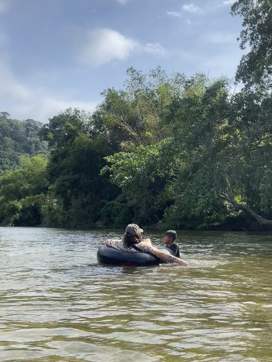 Sarah im Tube auf dem Fluss