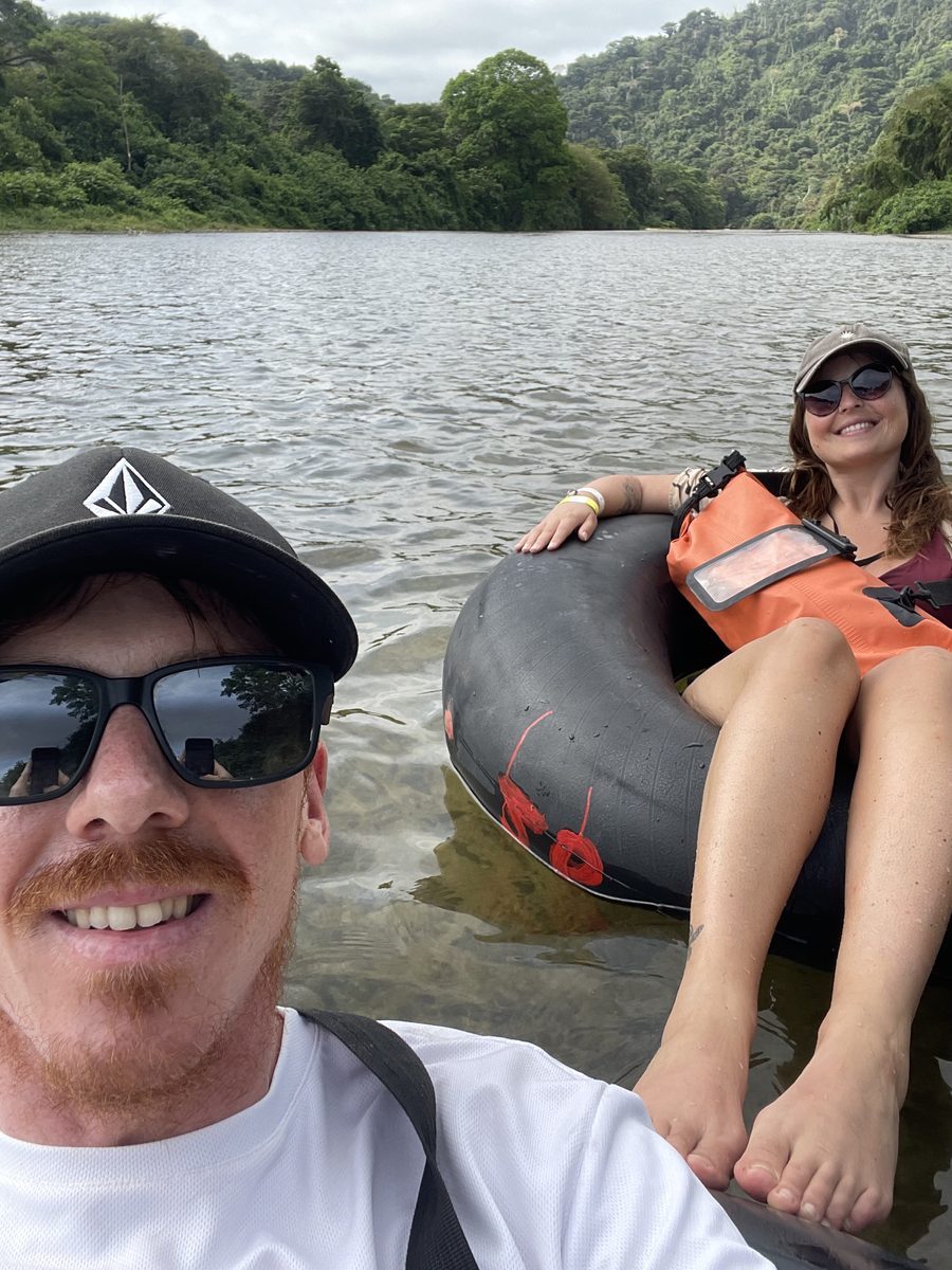 Couple-Selfie beim Tubing — Dschungel im Hintergrund