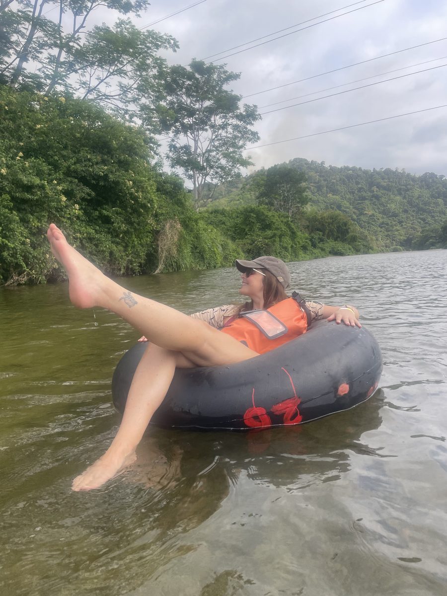 Sarah mit Bein hoch im Tube — lustig!