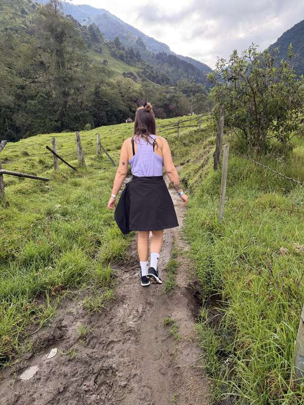 Sarah auf matschigem Wanderweg ins Valley
