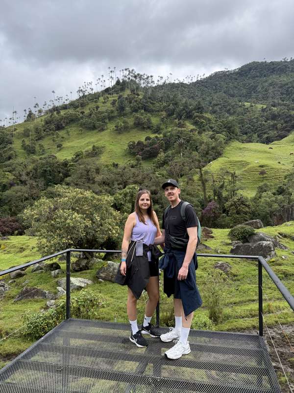 Christoph und Sarah am Aussichtspunkt, Valley dahinter