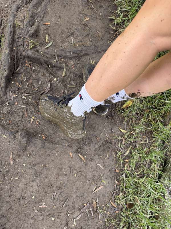 Fuß im Matsch — knöcheltief!