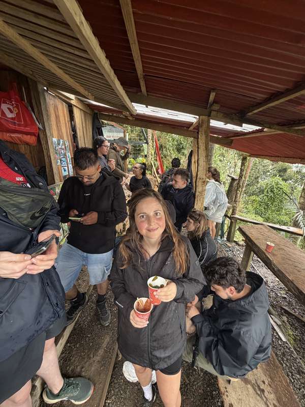 Sarah mit heißer Schokolade an der Raststätte