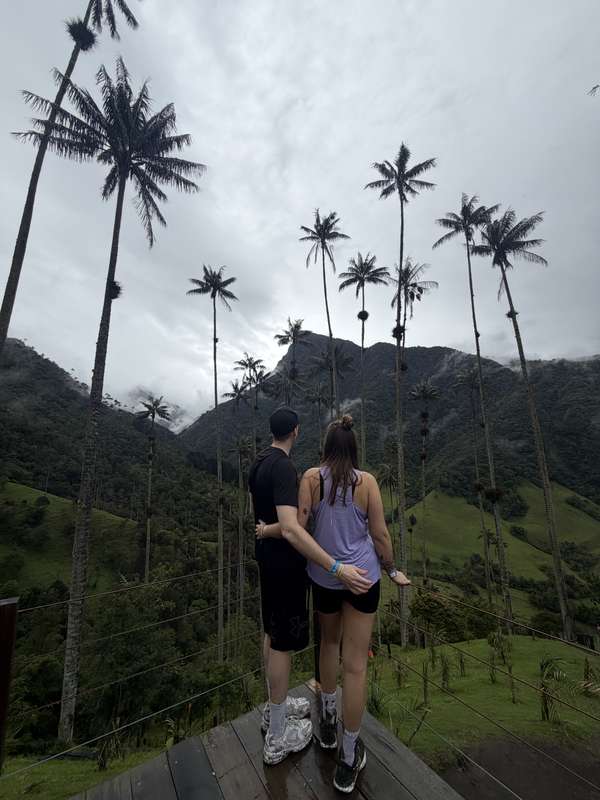 Christoph und Sarah von hinten, Arm in Arm, schauen ins Valley