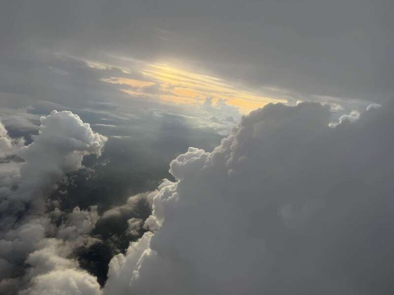 Flusslandschaft durch die Wolken