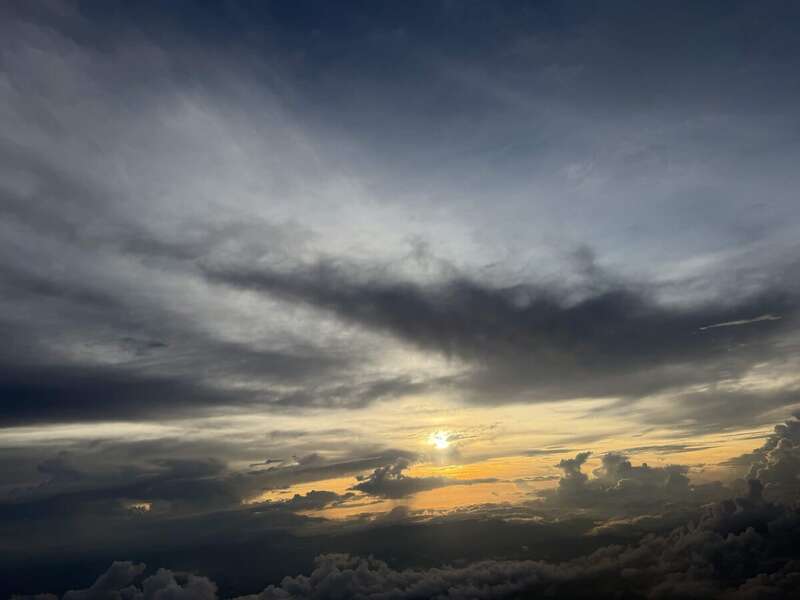 Sonnenuntergang über der Wolkendecke