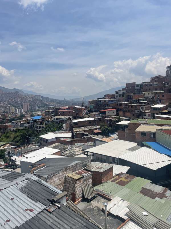 Barrio-Dächer von oben — das echte Comuna 13