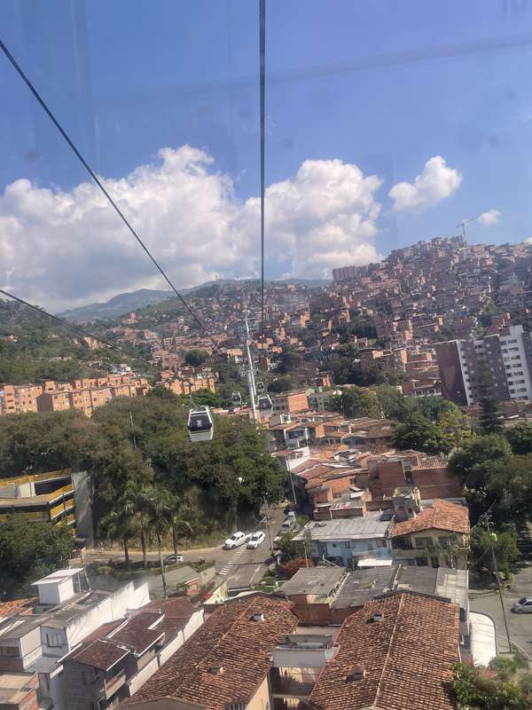 Blick von innen aus der Gondel über die Barrios