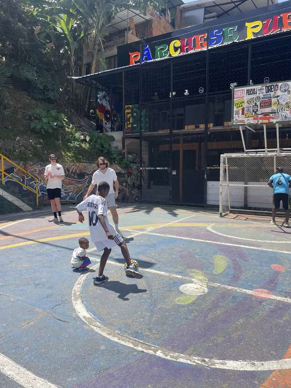 Pickup-Fußball auf dem bunten Platz