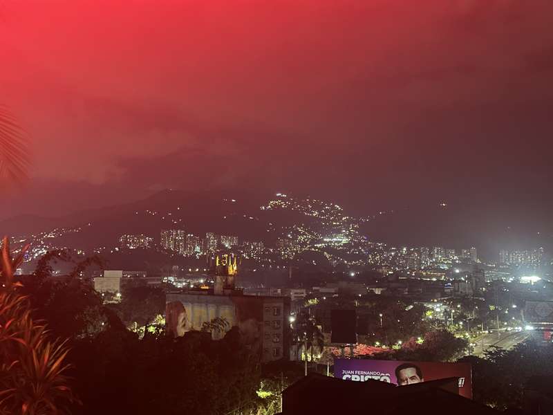 Nachtpanorama Medellín — Hügel voller Lichter