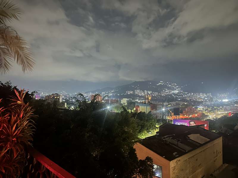 Rooftop Nachtblick über das Valley, Palmen