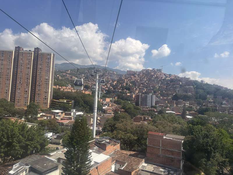 In der Metrocable Gondel, Blick über die Comunas