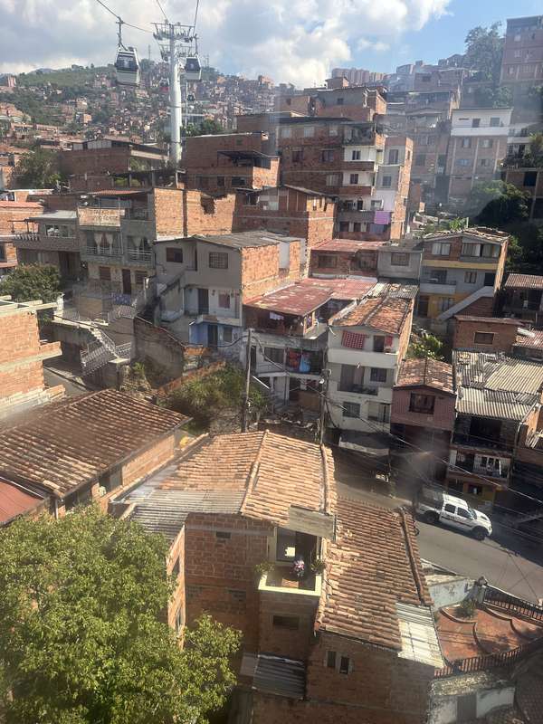 Backsteinhäuser am Hang, Gondeln overhead