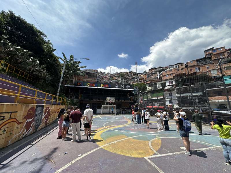 Bunter Fußballplatz in Comuna 13