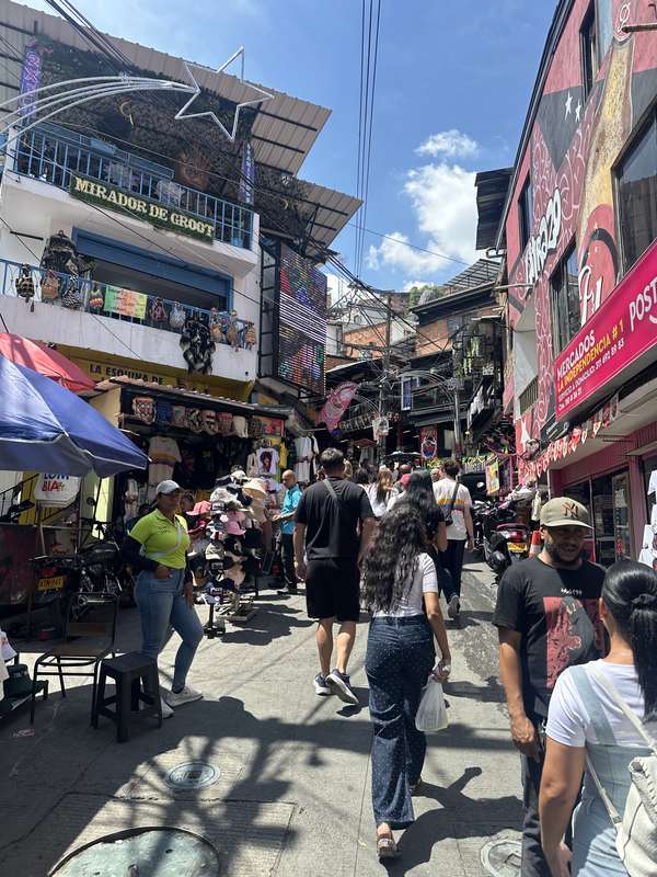 Straßenmarkt Mirador de Groot, volle Gasse